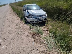 Auto siniestrado en un camino rural. Se le cortó la dirección