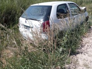 Auto siniestrado en un camino rural. Se le cortó la dirección