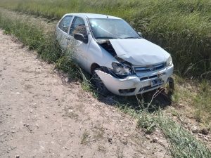 Auto siniestrado en un camino rural. Se le cortó la dirección