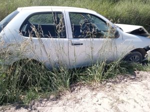 Auto siniestrado en un camino rural. Se le cortó la dirección