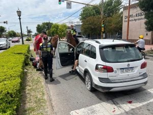 Accidente entre automóvil y moto en Av. Belgrano esquina Humberto Primo