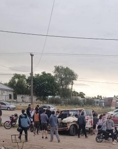 (video) Corría picadas con otra moto, chocó una camioneta y entró por el parabrisas