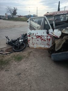 (video) Corría picadas con otra moto, chocó una camioneta y entró por el parabrisas