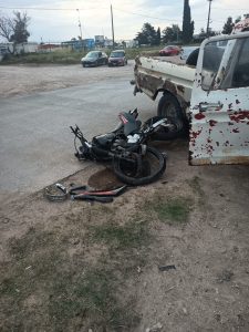 (video) Corría picadas con otra moto, chocó una camioneta y entró por el parabrisas