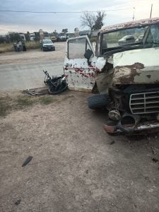 (video) Corría picadas con otra moto, chocó una camioneta y entró por el parabrisas