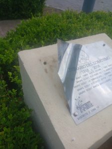 Indignación por el vandalismo a la placa de los Scouts en la Plaza Italia
