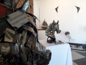 El escultor Emiliano Juárez inauguro su muestra “Renacer del Acero” en el Mulazzi