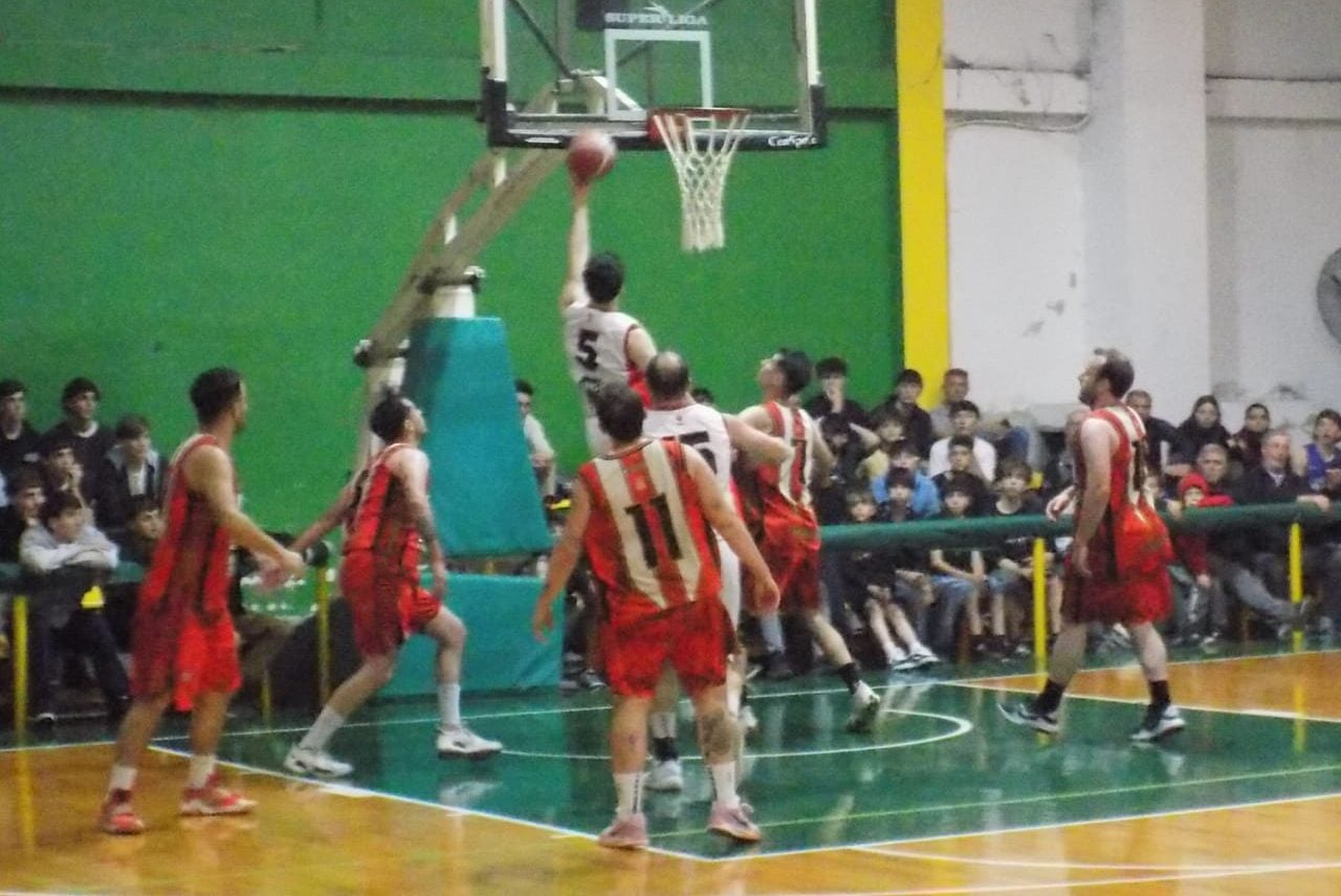 Básquet: el Globo sopló fuerte y dejó sin espuma al Cervecero en la primera final