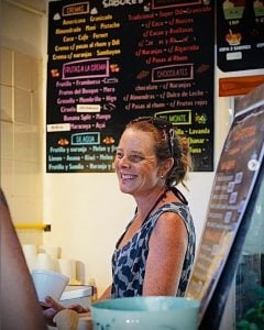 Es francesa, no conocía el dulce de leche y ahora lo elabora ella misma en un pueblo cordobés