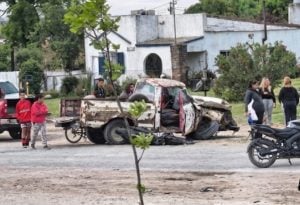 (video) Corría picadas con otra moto, chocó una camioneta y entró por el parabrisas