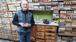 Un emblema de Buenos Aires: tiene 86 años y mantiene vivo el oficio de hacer botones