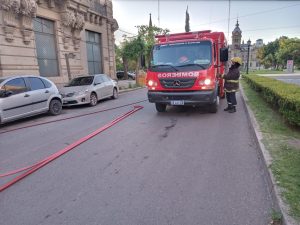 Ardió chimenea en local gastronómico del centro