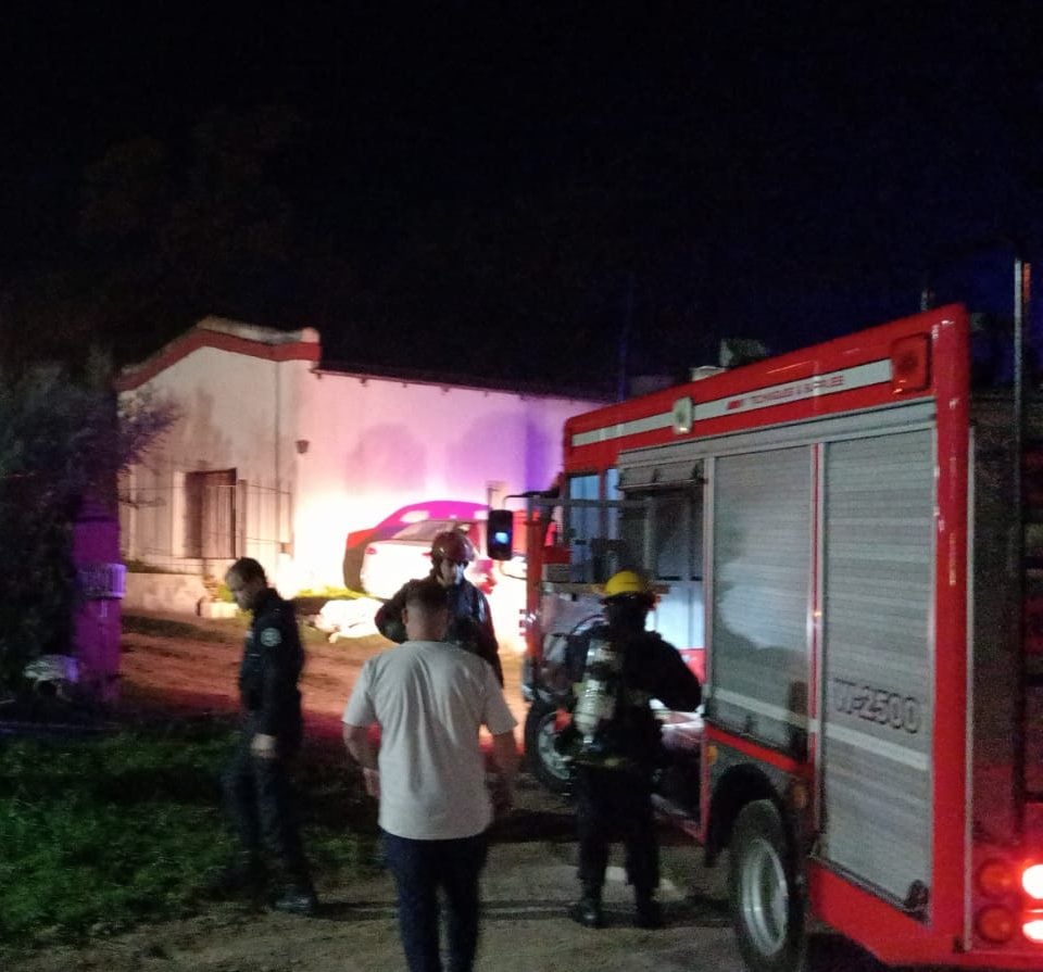 Incendio en una vivienda en Saavedra y Alem