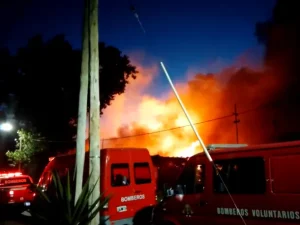 Incendio en el AMBA: Ardieron dos fábricas en Lomas de Zamora
