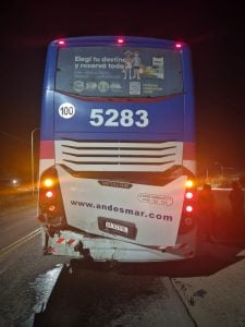 Borracho, estrelló su camioneta con un micro de larga distancia