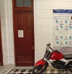 Preso por encubrimiento y desobediencia: Iba en una moto robada