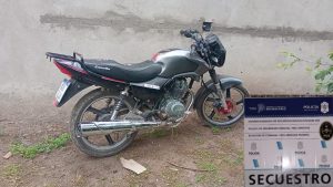 Hallan y recuperan una moto robada en un campo