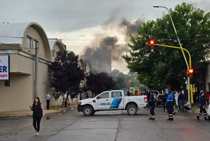 Importante incendio devora instalaciones del hiper de la Coope en Bahía Blanca