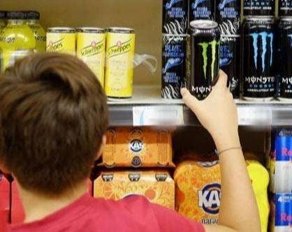 Podrían prohibir en Provincia la venta de bebidas energizantes a menores