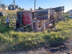 (video) Así fue el vuelco del acoplado en el acceso a la Axion de Ruta 228