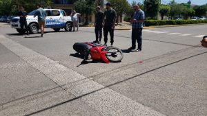 (videos) Accidente en Av. Belgrano y B. Mitre. Motociclista trasladado con lesiones leves