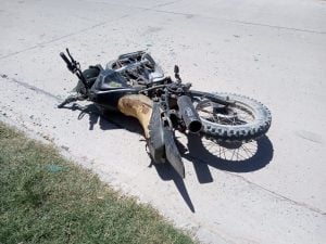 Grave accidente entre una moto y un remis en calle French