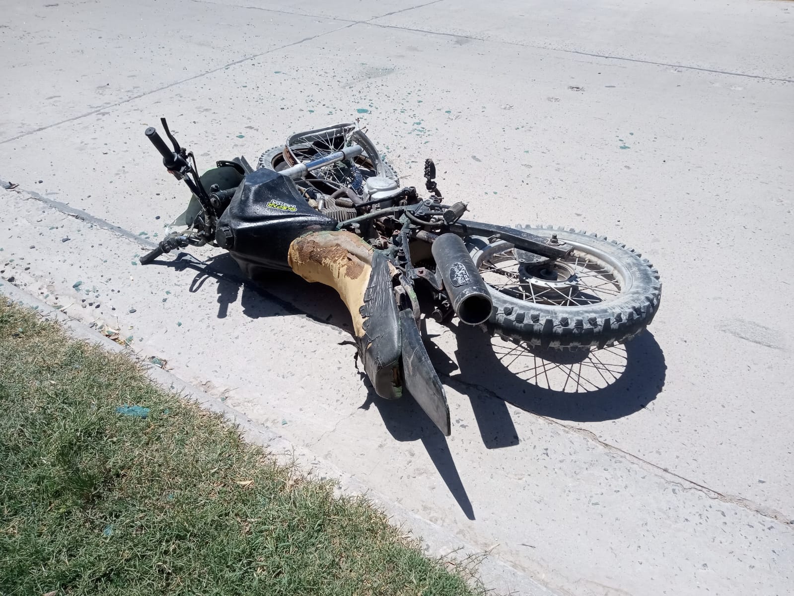 Grave accidente entre una moto y un remis en calle French