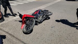 (videos) Accidente en Av. Belgrano y B. Mitre. Motociclista trasladado con lesiones leves
