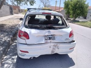 Grave accidente entre una moto y un remis en calle French
