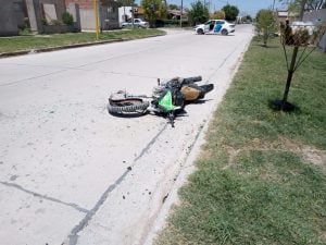 Grave accidente entre una moto y un remis en calle French