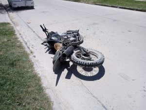 Grave accidente entre una moto y un remis en calle French