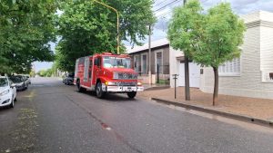 Bomberos trabajaron en la Escuela 16. Ingresó agua por los patios (video)