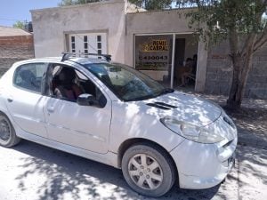 Grave accidente entre una moto y un remis en calle French