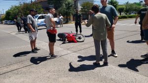 (videos) Accidente en Av. Belgrano y B. Mitre. Motociclista trasladado con lesiones leves