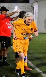 (audio) Tiene 84 años, sigue jugando al fútbol y desafiando al tiempo