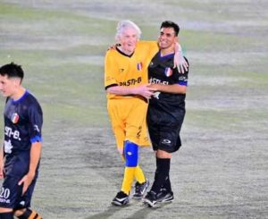 (audio) Tiene 84 años, sigue jugando al fútbol y desafiando al tiempo