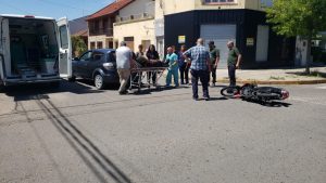 (videos) Accidente en Av. Belgrano y B. Mitre. Motociclista trasladado con lesiones leves