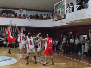 Básquet: Huracán pegó primero en la Final