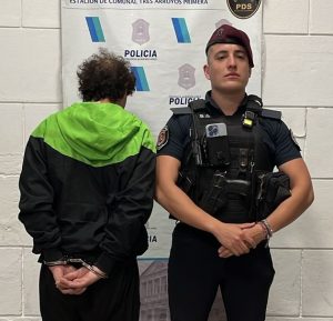 Disparó intimidando a un menor y quedó preso. También su hijo que pretendió ocultar el arma
