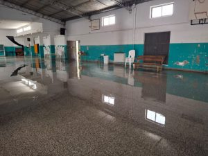 Bomberos trabajaron en la Escuela 16. Ingresó agua por los patios (video)