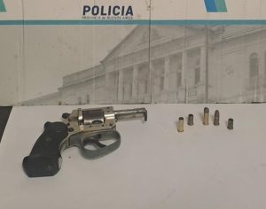 Disparó intimidando a un menor y quedó preso. También su hijo que pretendió ocultar el arma