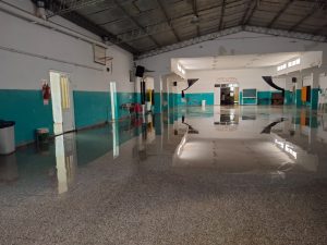 Bomberos trabajaron en la Escuela 16. Ingresó agua por los patios (video)