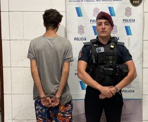 Disparó intimidando a un menor y quedó preso. También su hijo que pretendió ocultar el arma