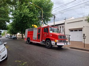 Bomberos trabajaron en la Escuela 16. Ingresó agua por los patios (video)