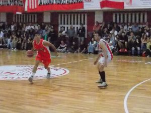 Básquet: Huracán pegó primero en la Final