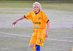 (audio) Tiene 84 años, sigue jugando al fútbol y desafiando al tiempo