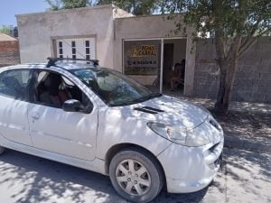 Grave accidente entre una moto y un remis en calle French
