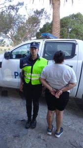 Detenida en la vía pública por agredir a una menor