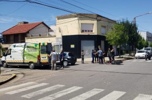 (videos) Accidente en Av. Belgrano y B. Mitre. Motociclista trasladado con lesiones leves