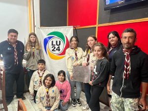 Felicidad de los scouts por restaurar la placa vandalizada en Plaza Italia